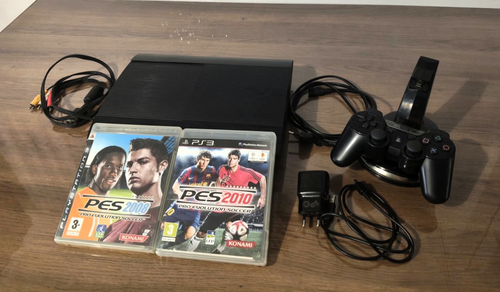 Sony PlayStation 3 PS3 Super Slim 500GB + Controller + Cavi + 2 Giochi PES