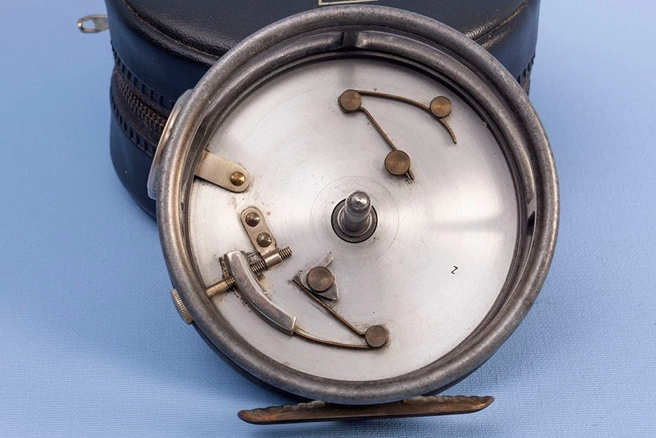 Carrete de mosca Hardy St. George 3/4". Cierre de 3 tornillos, protector de línea de ágata, latón acanalado  Foto 4 de 4