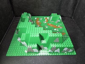 LEGO 6024 Raised 3D Baseplate from Dark Forest Fortress Castle 6079