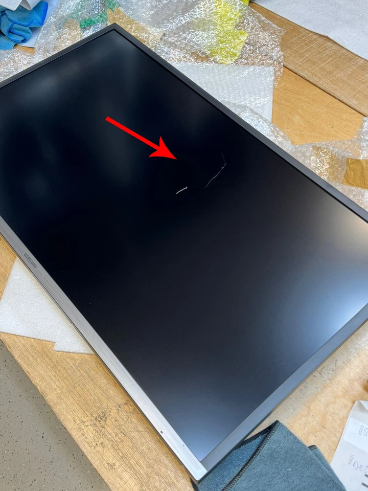 Samsung U32H850UMU 31,5-Zoll Monitor VA 3840x2160 DP MiniDP HDMI Displaykratzer - Bild 2 von 4