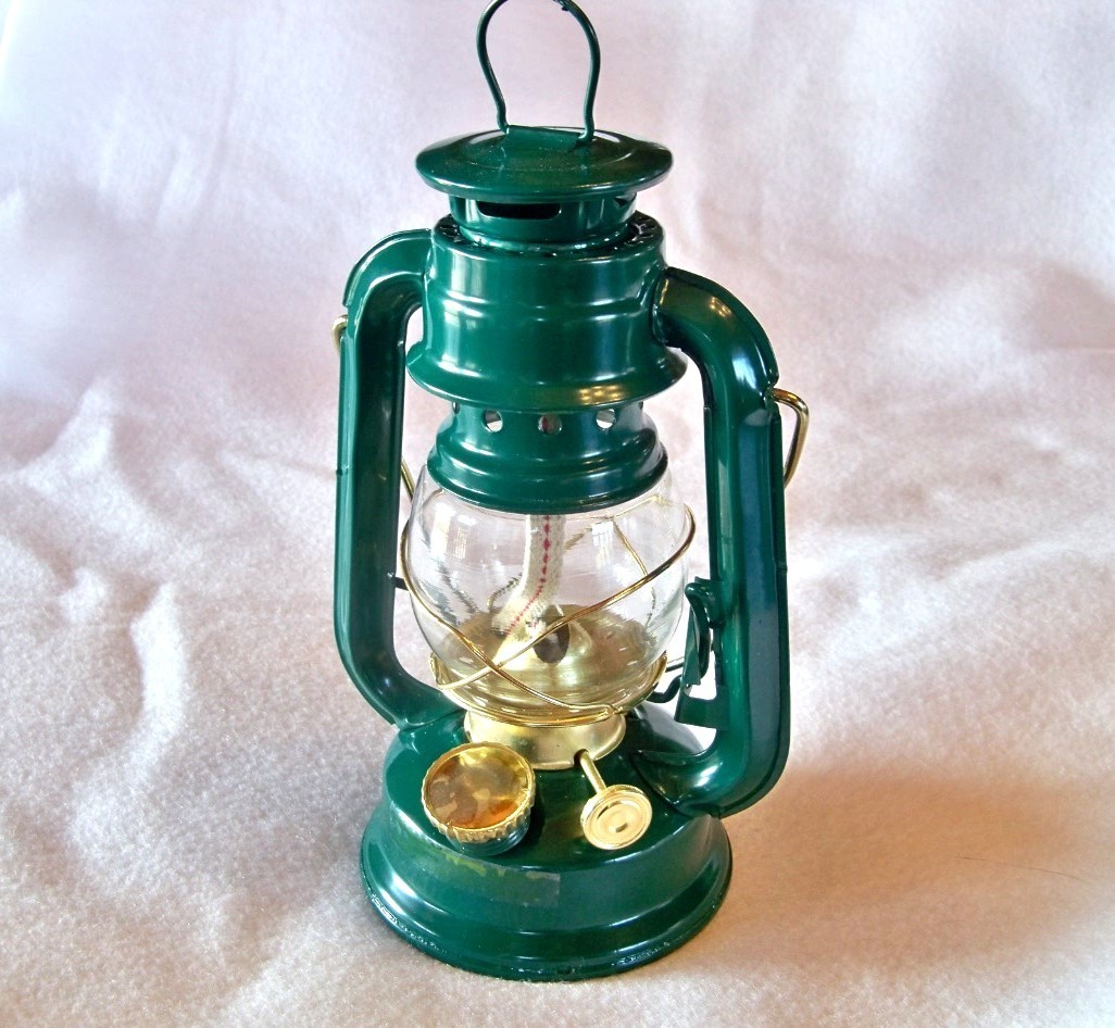GREEN hurricane 8 in lamp light oil lantern hanging kerosene