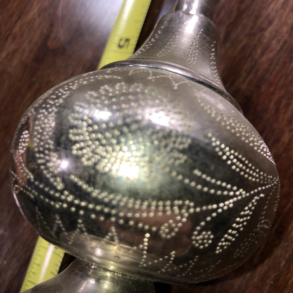 Botellas de agua de rosas/botella rociadora antiguas de latón únicas grabadas de colección Foto 3 de 4