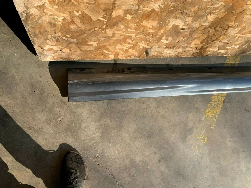 ЛЕВАЯ КАЧАЮЩАЯСЯ ПАНЕЛЬ ЮБКИ СО СТОРОНЫ ВОДИТЕЛЯ MERCEDES BENZ C300 C350 W204 ОТ ОРИГИНАЛЬНОГО ПРОИЗВОДИТЕЛЯ 08-14 - Изображение 2 из 4