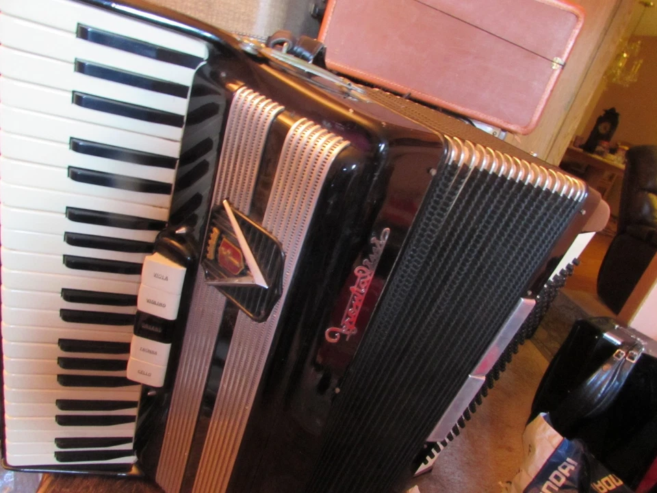 Acordeón, Frontalini, 120 bajos, 19" KB,.3/5 cañas, LMM, buen estado Foto 3 de 4