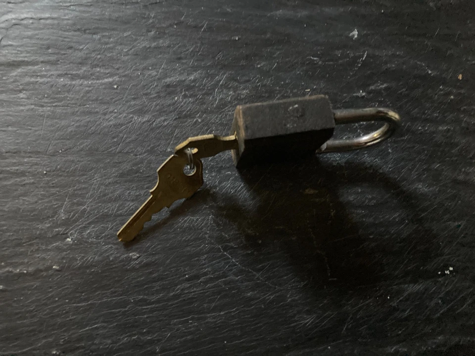 Cadenas ancien avec 2 clés de type diamant - Photo 3/3