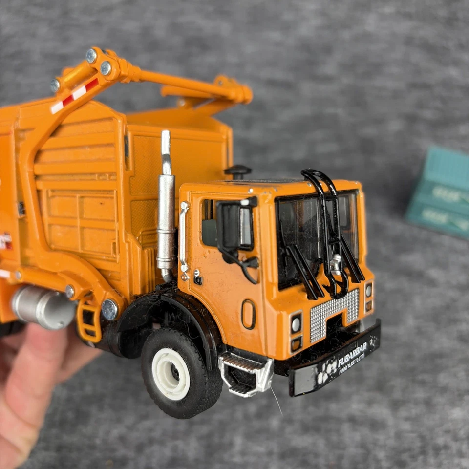 Camión de reciclaje de basura fundido a presión naranja FURBARBAR 'Funny Place to Stay' - 1:43 Foto 2 de 4