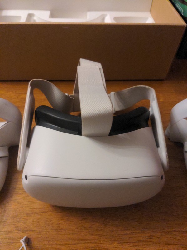 Meta Oculus Quest 2 With Controllers and Spacer (Small cracks but it still works