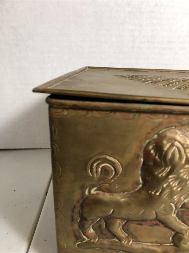 Humidor antiguo de latón macizo mecanizado a mano en relieve/esculpido con forro y cesta Foto 2 de 4