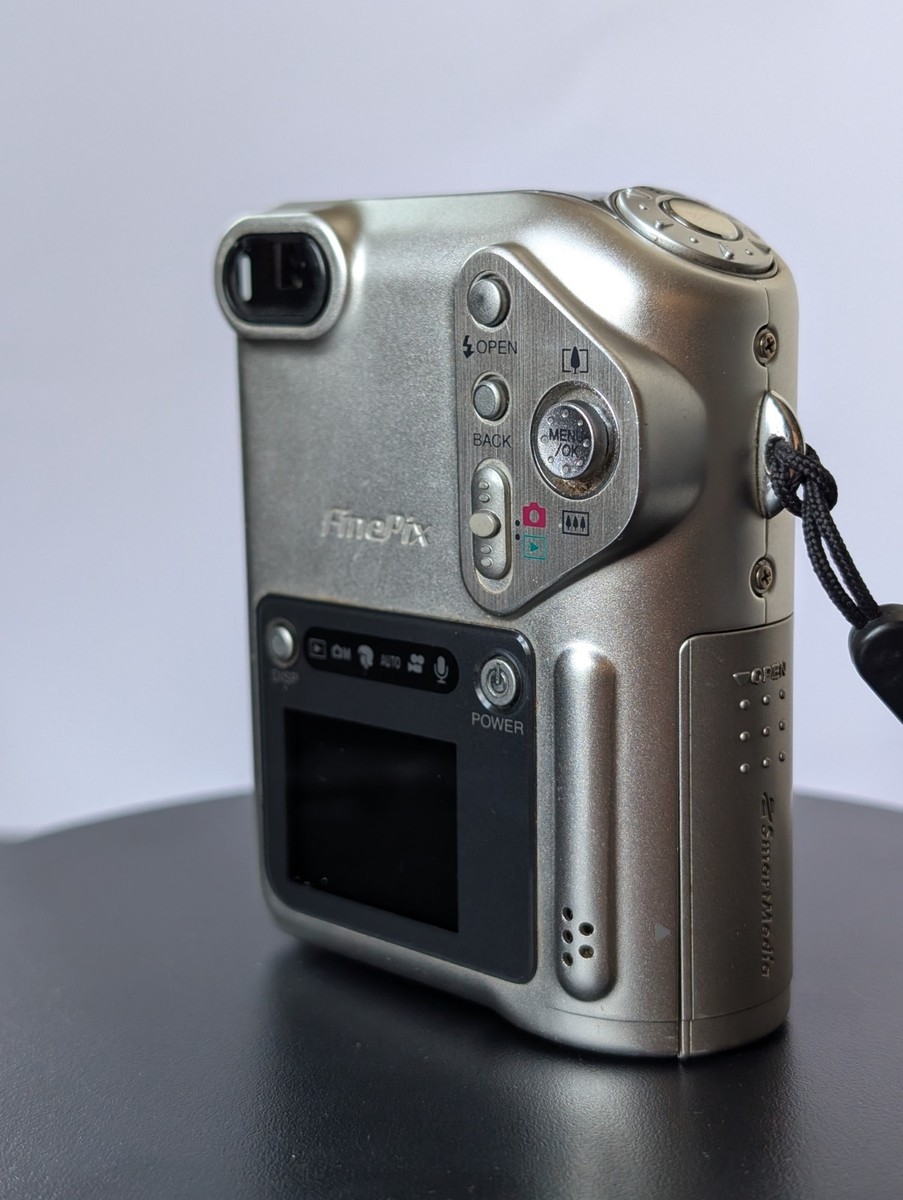 付属品付【完動美品】FUJIFILM FinePix F601 シルバー Fujifilm FinePix F Series F601 Zoom 3.1MP Digital Camera