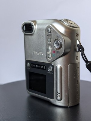 付属品付【完動美品】FUJIFILM FinePix F601 シルバー Fujifilm FinePix F Series F601 Zoom 3.1MP Digital Camera