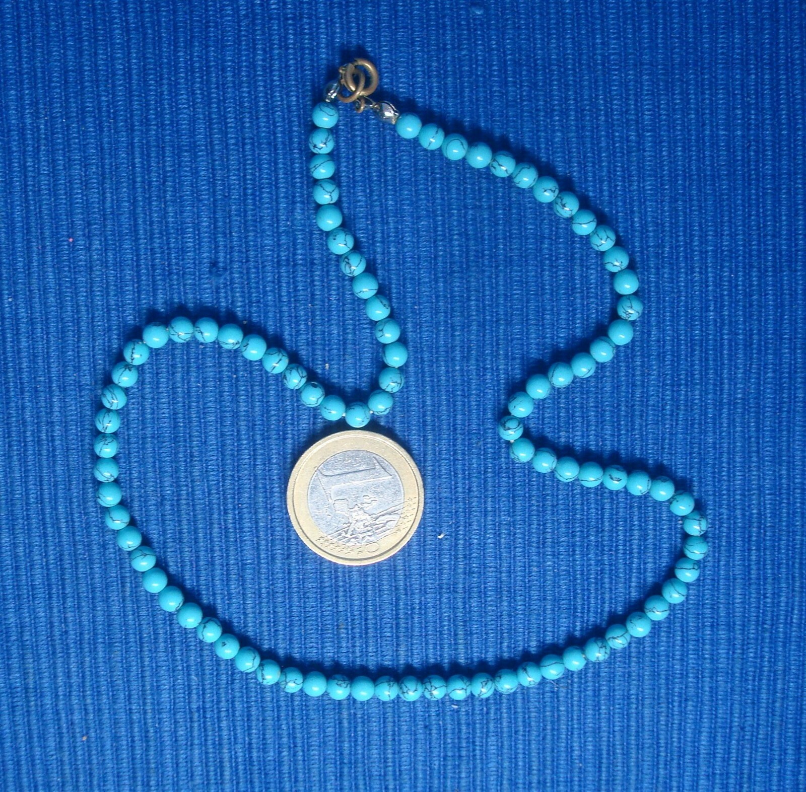 Petit collier turquoise B26D, le bijou d'été rétro pour sublimer vos robes de plage