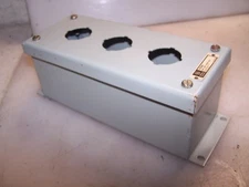 NEW GE 3 HOLE PUSHBUTTON ENCLOSURE CONTROL STATION NEMA 1  CR2940BC303A