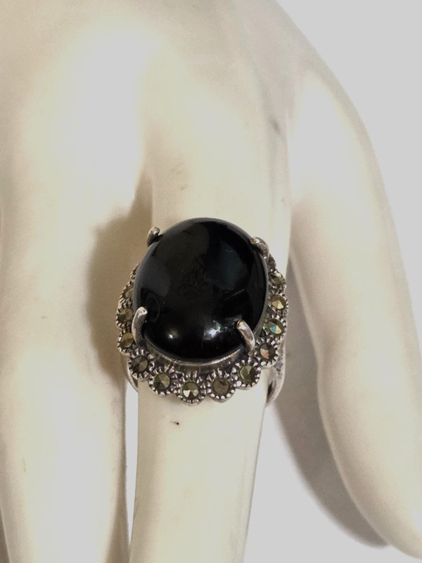BEAUTY A 925 STERLING SILVER OVAL BLACK ONYX WITH ACCENT MARCASITE STONES RING