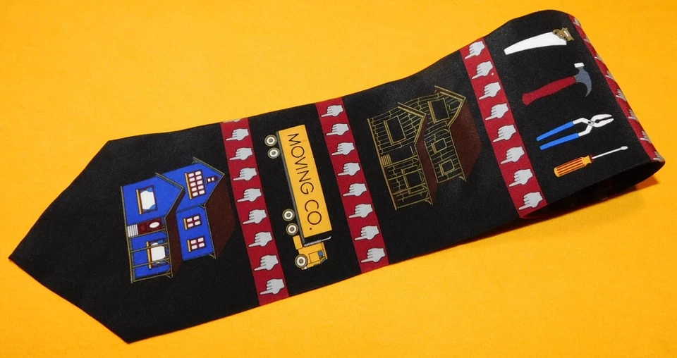 CORBATA CON MOTIVO DE CASA VICKY DAVIS " HOUSE WORKS" NEGRA/ROJA/GRIS - CORBATAS DE DISEÑADOR. Foto 2 de 4