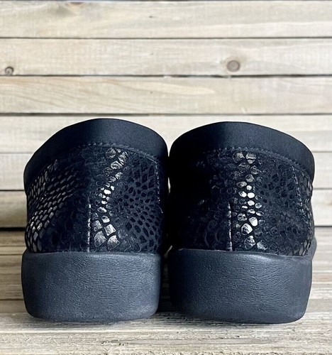 Womens Clarks Cloudsteppers Black Leather Snake Print Comfort Shoes Size 9.5 M - Picture 2 of 7