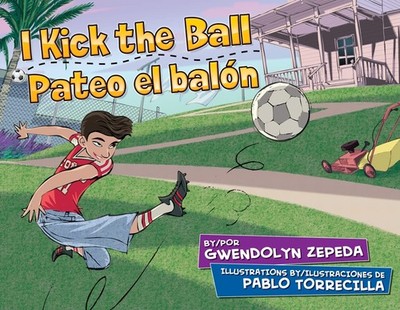 I Kick the Ball / Pateo el balon (English and Spanish Edition)