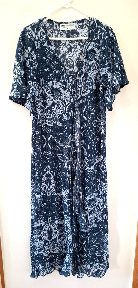 ONESEASON WRAP STYLE MAXI DRESS. NAVY PRINT. MEDIUM.