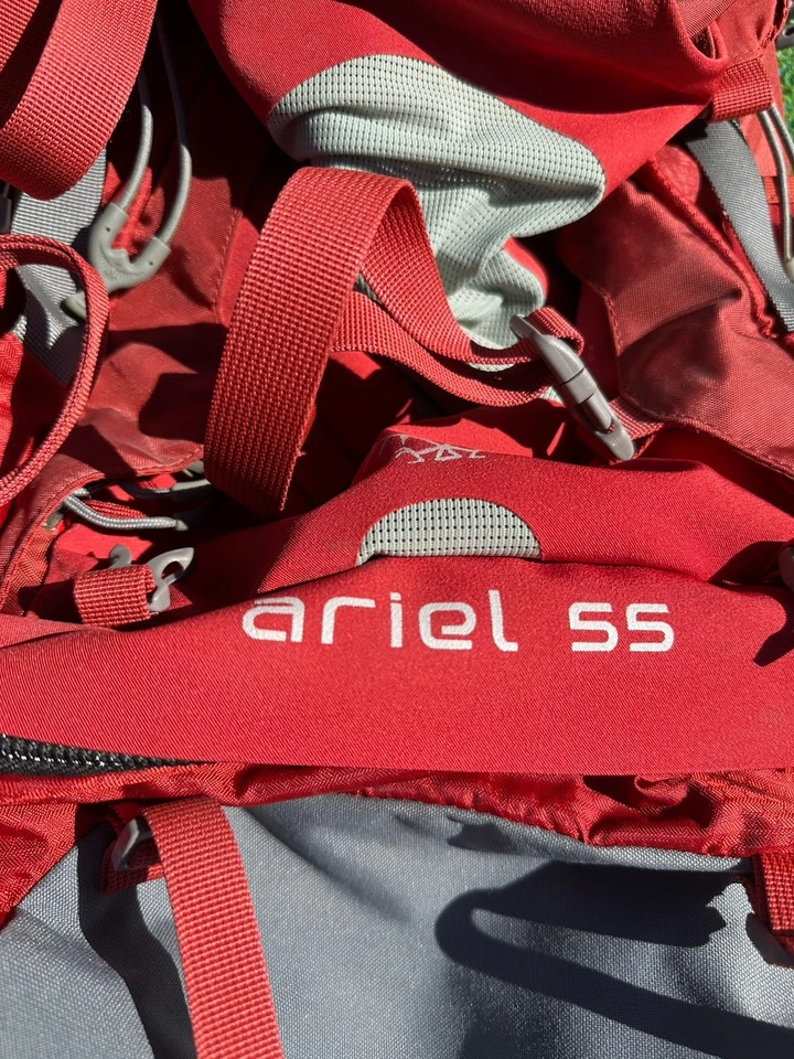 Mochila Osprey Ariel 55 para mujer con espalda roja mediana/airscape-EXCELENTE Foto 2 de 4