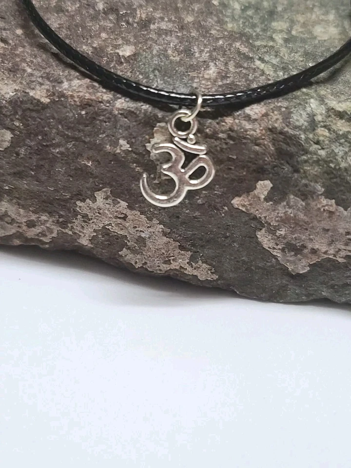Collar Gargantilla Colgante Ohm Om Símbolo Cuero Negro Ajustable Yoga Unisex  Foto 2 de 4