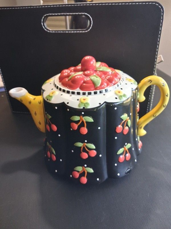 MARY ENGELBREIT TEA PITCHER BEAUTIFUL PIECE PERFECT FOR COLLECTING!