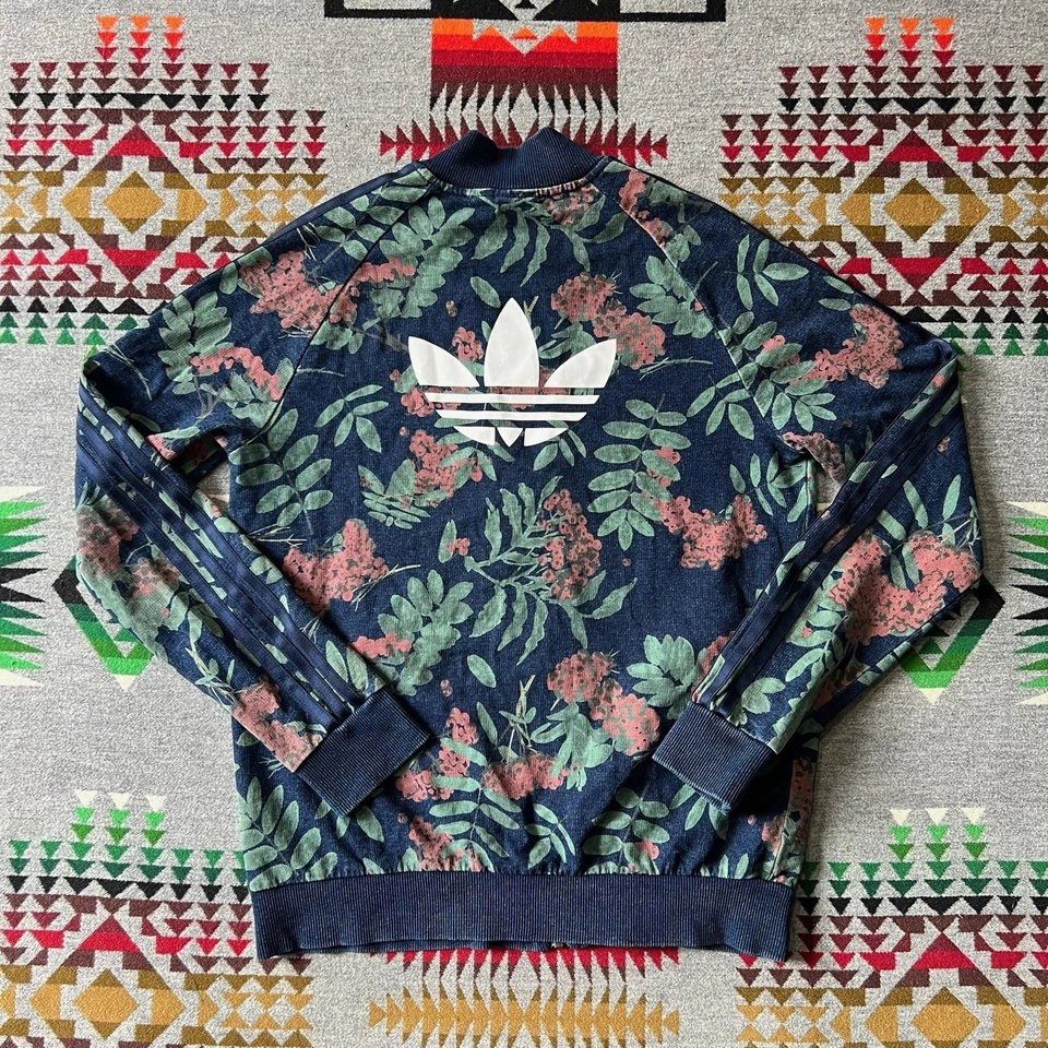 Jaqueta de atletismo Adidas feminina grande floral zíper completo bombardeiro trevo logotipo colorido D5 - Imagem 2 de 4