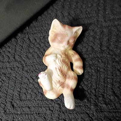 #ad CAT ON BACK CERAMIC FIGURINE 4quot; X 2 3 4quot; X 1 3 4quot; VG CONDITION $9.20
