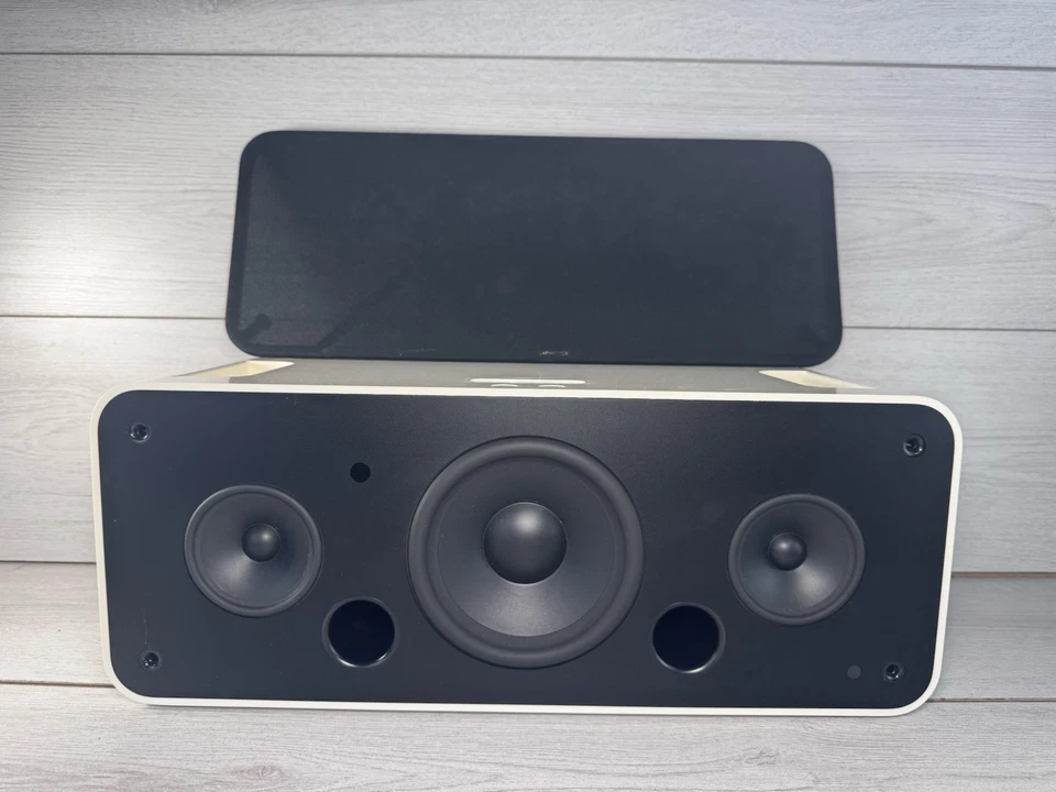 Apple iPod Model A1121 Hi-Fi Speaker Docking Station + Remote, In White - Image 2 of 4