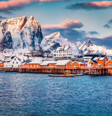 Wandbild: Fantastischer Wintersonnenaufgang in der Bucht von Gravdal. [...]