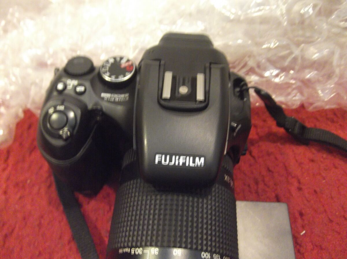Fujifilm FINEPIX S200 EXR 12.0MP 14.3x Digital Camera Fujifilm FINEPIX S200 EXR 12.0MP 14.3x Digital Camera