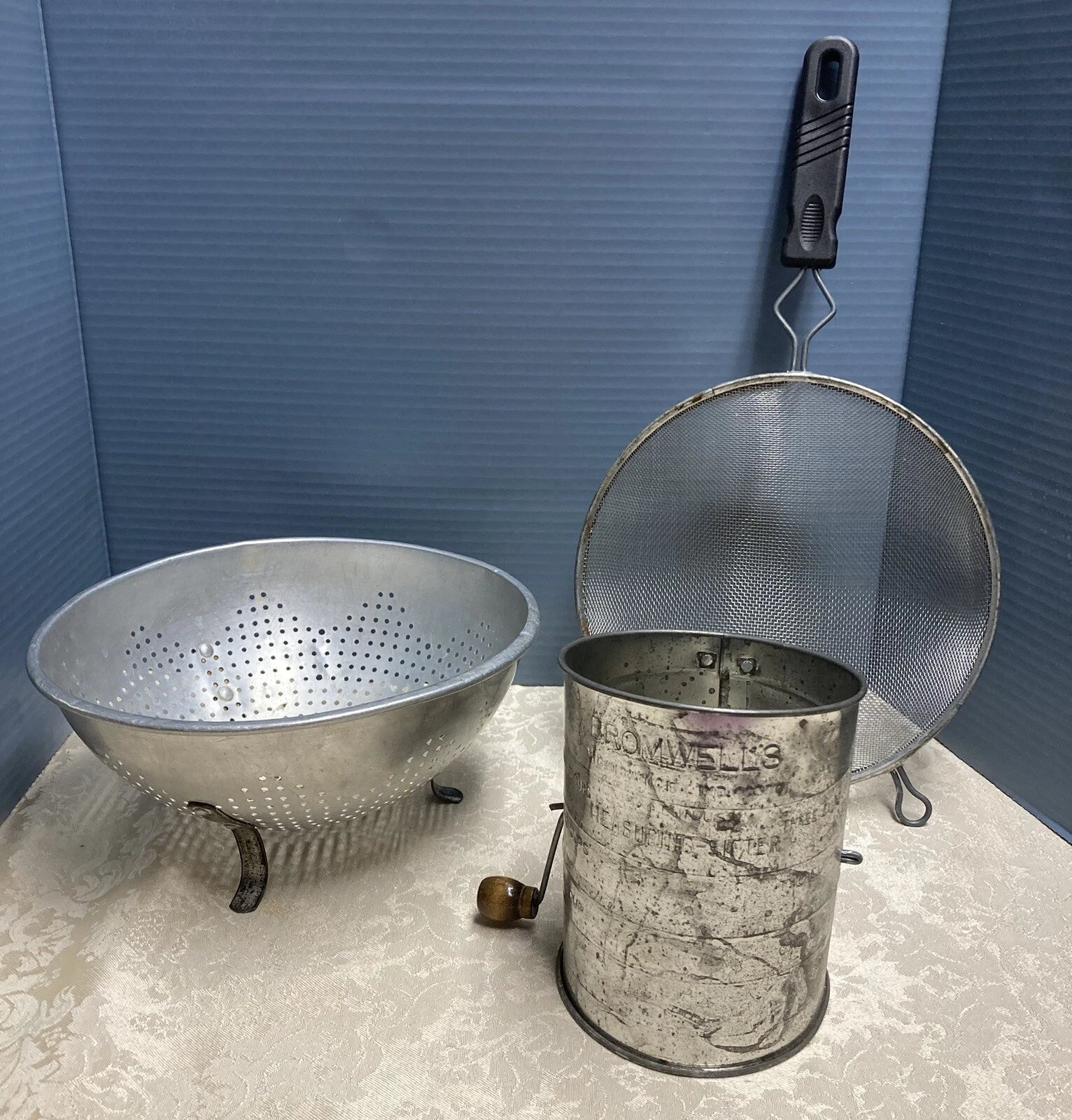 Vtg 3 Kitchen tools 9” Colander Footed Bromwells Flour Sifter 3c Mesh Strainer8”