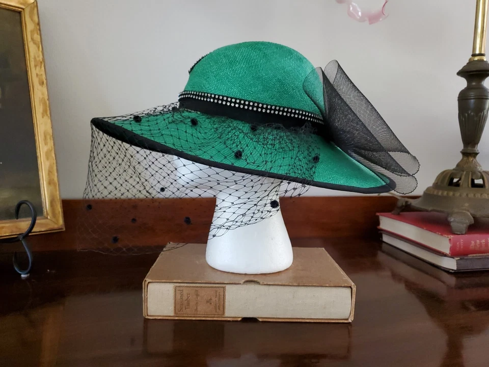 Sombrero vintage Kelly verde tejido cisne creaciones colecciones de diseñadores pedrería  Foto 3 de 4