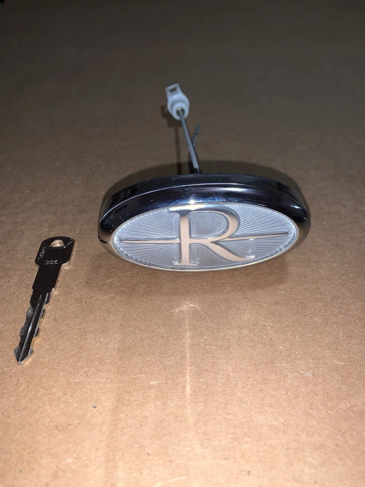 Insignia emblema cromado bloqueo maletero trasero Buick Riviera 95-99 25630927 LLAVE INCLUIDA Foto 2 de 4