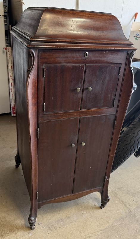 Antique Victor Victrola XI Phonograph (1916) in working condition