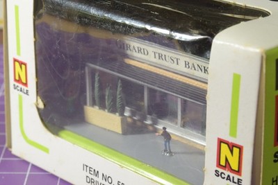 Bachman NIB N SCALE Gerard Trust Bank = Item No. 55-7304 Drive-In bank