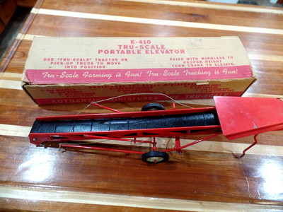 VINTAGE TRU SCALE  E-410 PORTABLE ELEVATOR FARM TOY IN ORIGINAL BOX