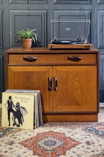 Credenza vintage metà secolo G Plan Sierra affrescata teak mobile porta tv vinile