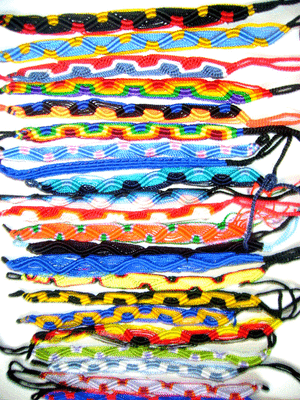 WHOLESALE LOT OF 100 FRIENDSHIP BRACELETS 0,5V