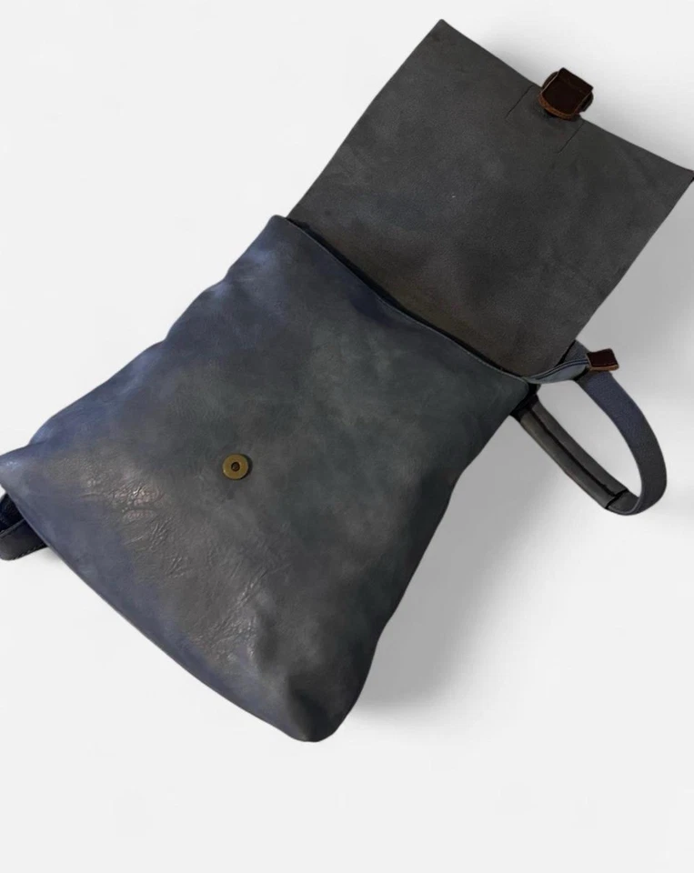 Elegante mochila de cuero con cierre de hebilla Foto 3 de 4