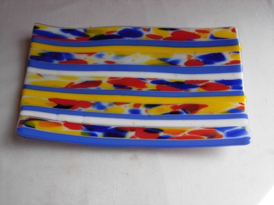 Atemberaubende einzigartige Studio Art Schmelzglas längliche Schale rot gelb & blau abstrakt