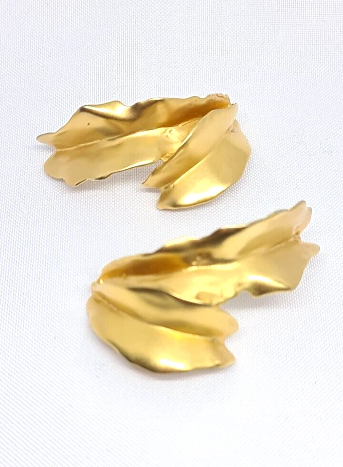 Preciosos PENDIENTES ESCULTÓRICOS MODERNISTAS ROBERT LEE MORRIS chapados en oro únicos. Foto 4 de 4