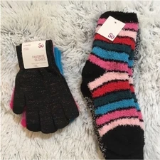 SO Woman’s Juniors 3 pair glove and 2 pair sock set OSFM gloves 9-11 sock size