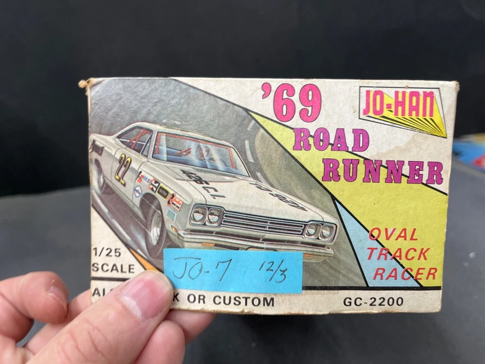 Johan Gc-2200 #7 1969 Plymouth Road Runner vintage Model KIT 1/25 McM - Image 3 of 4