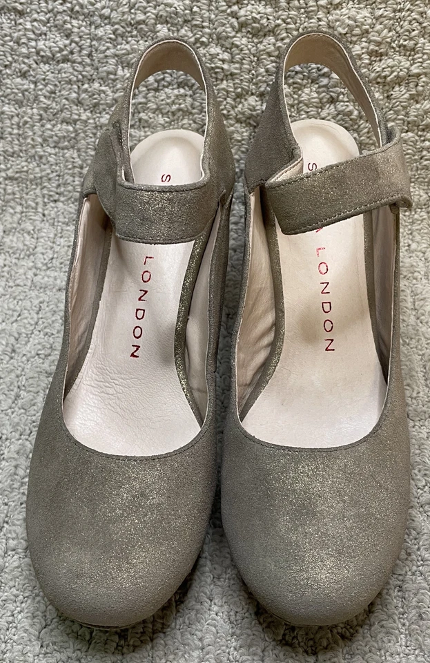 Bombas Vesta Sasha London de metal dorado CAJA 9,5 correa para el tobillo plataforma precio de venta sugerido por el fabricante 200 USD Foto 4 de 4