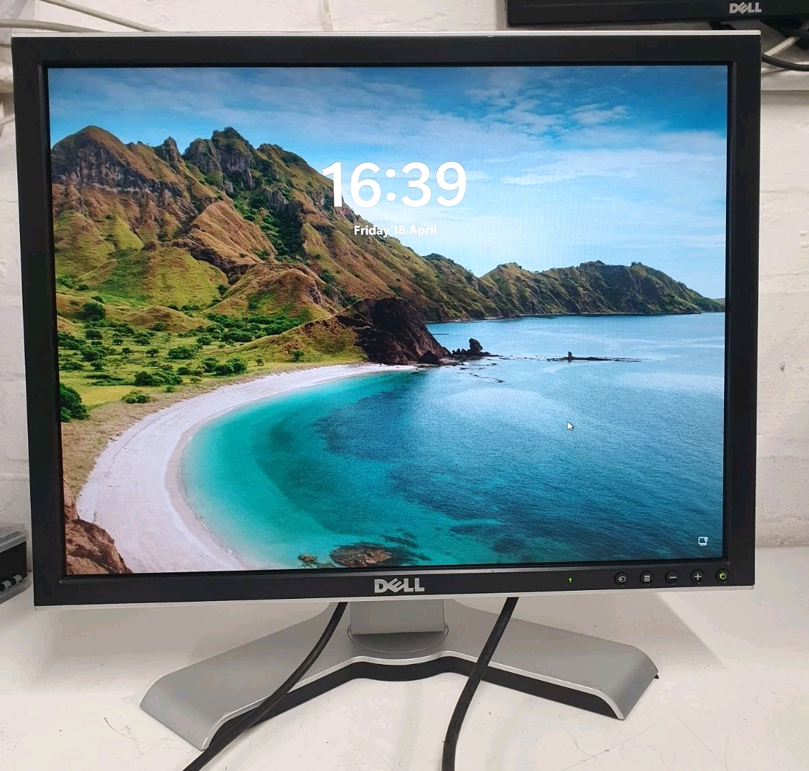 Dell 2007FPb 20.1-inch 1600 x 1200 Flat Panel Ultra Sharp Monitor