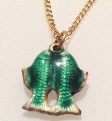 RARE pendentif poisson articulé ancien en émail et boucles d RARE pendentif poisson articulé ancien en émail et boucles d