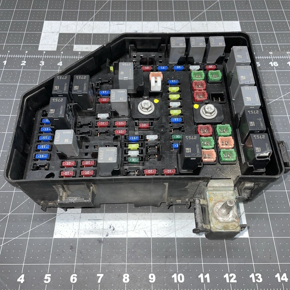 2011 Gmc Acadia Engine Fuse Box Relay Junction Block NO TOW PACKAGE OR HIDS - Image 3 of 4