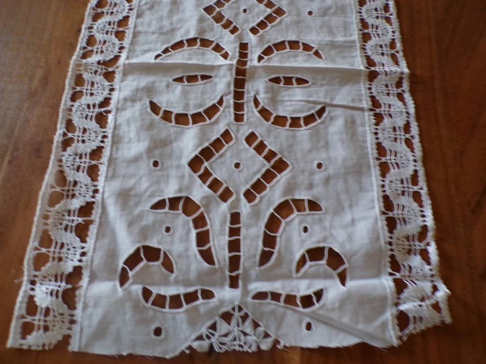 Linge ancien 1 pièce de Lin blanc broderies fleurs et dentelle ( ref 24 ) - Photo 3/3