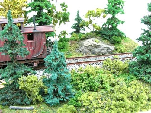 12 pcs DARK GREEN PINES: 1" 1.5" & 2" Model Trees 11mm 15mm N HO Forest Scenery - Picture 8 of 8