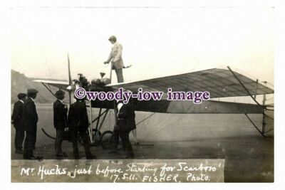rs0683 - Herr Hucks stand auf seinem Flugzeug vor dem Abflug 1911 - Foto 6x4