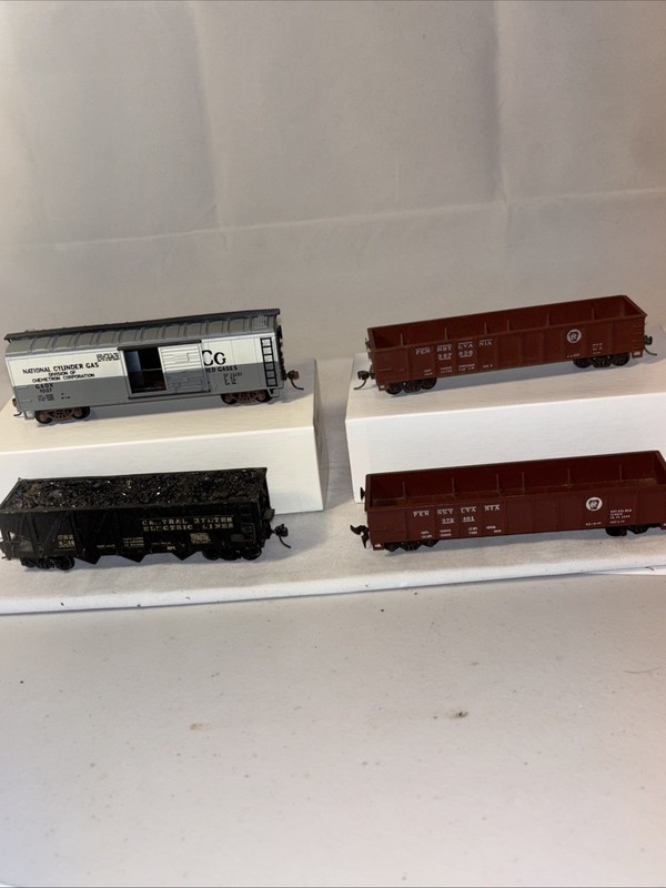 HO Lot Of 4 Cars 2 Gondola, Box Car, Coal Car  As Seen In Pictures Excel. Cond!